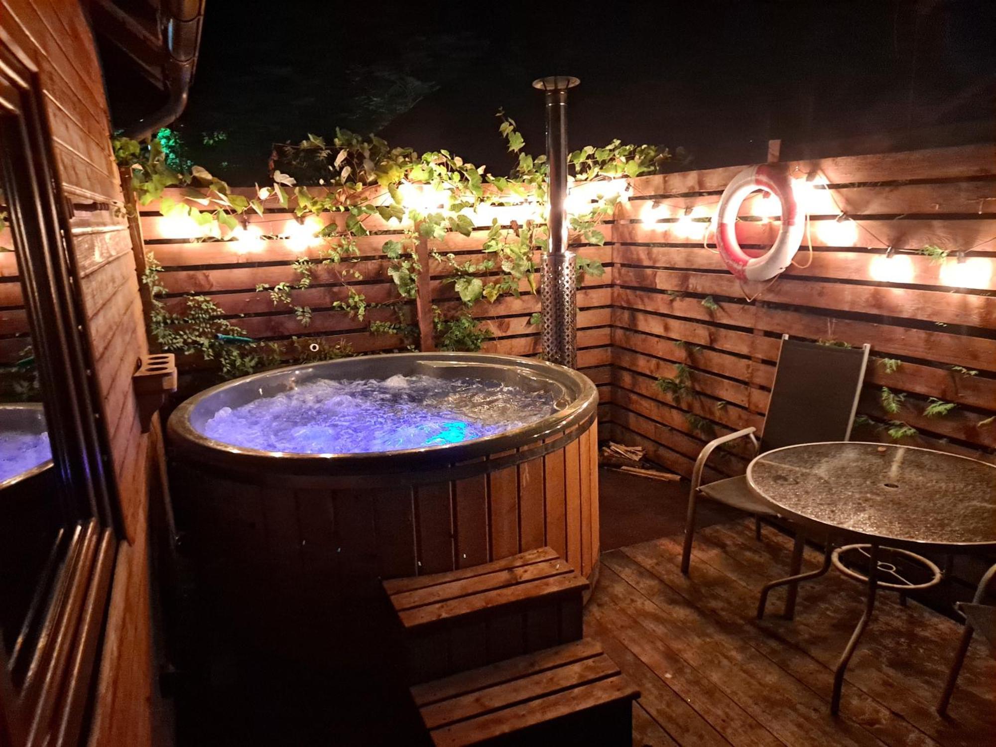 Nad Jeziorem Holiday home Gowidlino